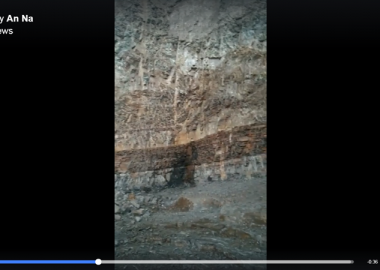 დღის ვიდეო: მირზა შაფის ქუჩაზე ჩამოჭრილი კლდიდან წყალი გადმოდის