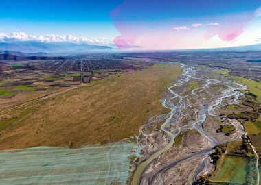 Amazon-ი, ალაზანი და ილონ მასკის კულტურული ალუზიები