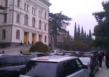 დღის ფოტო: უნივერსიტეტის ეზო 100 წლის იუბილეს 100 სამთავრობო მანქანით შეხვდა