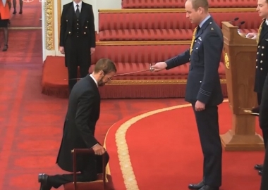 დღის ვიდეო: რინგო სტარს რაინდის წოდება მიენიჭა