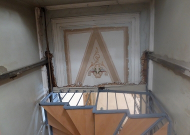 სოლოლაკის ერთ-ერთი ისტორიული შენობის სადარბაზოში ჭერი გაჭრეს