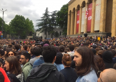 პროტესტი ცეკვით - რეივი რუსთაველზე: ვიდეორეპორტაჟი