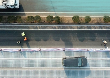 ჩინეთში მზის პანელებისგან აწყობილი გზა ავტომობილებისთვის გაიხსნა