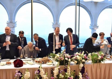 დღის ფოტო: საზეიმო ტრაპეზი მთაწმინდაზე