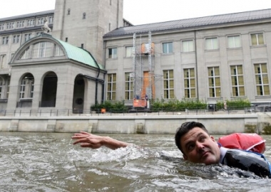 საცობების გამო, მიუნხენის მკვიდრი სამსახურში ცურვით დადის