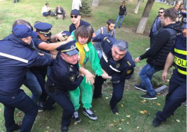 დღის ფოტო: შსს ცხოველების ფორმაში გამოწყობილ ადამიანებს აპატიმრებს