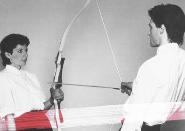 დაფა, რომელიც მარინა აბრამოვიჩს თავში მოხვდა