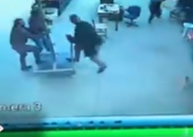 ძლიერმა ქარმა მამაკაცი ქოლგიანად ცაში წაიღო - დღის ვიდეო