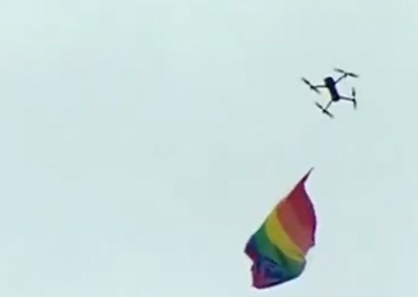 ჰომოფობიურ შეკრებას თავზე LGBT დროშიანმა დრონმა გადაუფრინა - დღის COUB