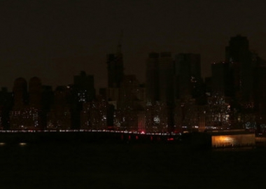 მანჰეტენზე შუქი წავიდა: საკონცერტო დარბაზებიდან გამოსული არტისტები ქუჩაში ამღერდნენ