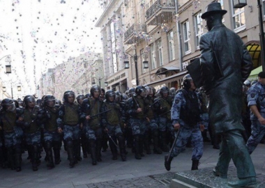 დღის ფოტო + დღის სტატუსი: პროკოფიევი პუტინის "როსგვარდიის" პირისპირ