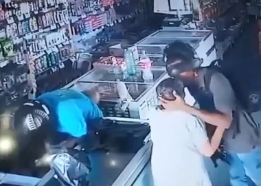 ბრაზილიაში მძარცველმა მოხუც ბებოს ფული არ გამოართვა და შუბლზე აკოცა