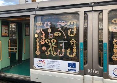 სტრასბურგში ქართული ანბანით გაფორმებული ტრამვაი დადის