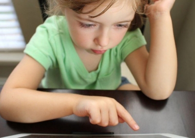 ეკრანებთან გატარებული  დიდი დრო ბავშვებში ტვინის სტრუქტურულ ცვლილებას იწვევს
