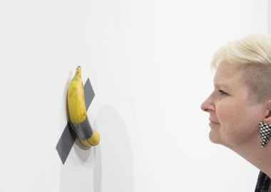 კედელზე წებოვანი ლენტით მიკრული ბანანი მაიამის აუქციონზე 120 ათას აშშ დოლარად გაიყიდა