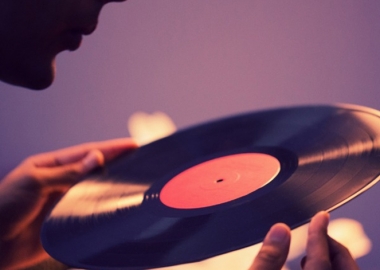 “განისვენე ვინილში” - კომპანია თქვენს ფერფლს ვინილის ფირფიტაში ჩაწნეხს