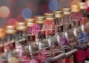 ბებიებმა ურალში მიტოვებული არყის ქარხანა არალეგალურად აამუშავეს