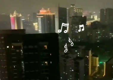 დღის ვიდეო: ვუჰანში მოსახლეობა ერთმანეთს სიმღერით და შეძახილებით ამხნევებს