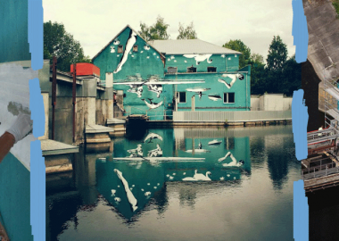 წყლის ზედაპირზე გამოსაფენად მდინარის პირას ნახატი თავდაყირა შეასრულეს