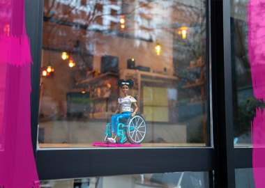 პირველი შშმ თოჯინა საქართველოში „ახალი მზიურის“ კაფეში „გიმასპინძლებთ“