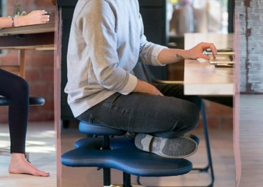 ფეხებმოკეცილი ჯდომის მოყვარულებისთვის კომპანია სპეციალურ სკამებს ქმნის