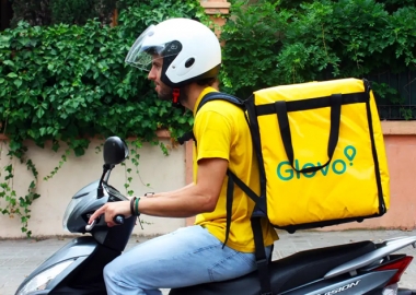 Glovo მოუწოდებს რესტორნებს, არ შეწყვიტონ კერძების მომზადება: მიტანის სერვისი არ შეჩერებულა
