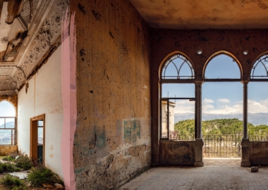 ჯეიმს კერვინის საოცარი ფოტოები ბეირუთის არქიტექტურაზე ომის შედეგად მიყენებულ “ნაიარევებს” ასახავს