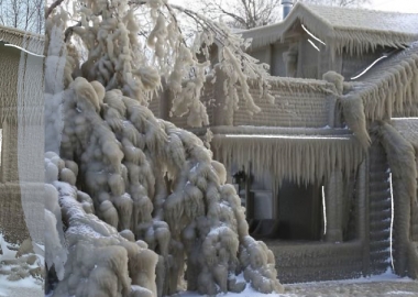 ერის ტბის მახლობლად მდებარე სახლები ყინულის სქელი ფენით დაიფარა