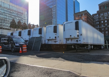 ნიუ იორკის საავადმყოფოებთან მაცივარი-ტრაილერები განათავსეს