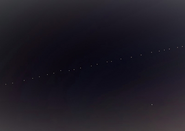 ილონ მასკის ჯადოსნური "სატელიტების მატარებელი" შეიძლება ღამით თქვენც დაინახოთ - დღის ვიდეო