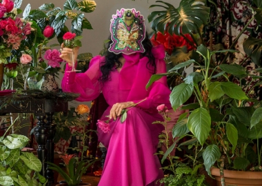 ირმა შარიქაძის "ვარდობისთვეს როგორ გავძლო მარტო" -  A Shaded View of Fashion