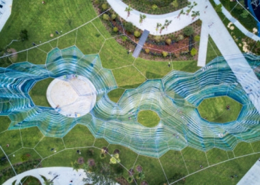 ფლორიდაში ჰაერში მოლივლივე ულამაზესი სკულპტურა განათავსეს, რომლის კონცეფციაც მძიმე წარსულს გვახსენებს