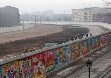 13 აგვისტო, 1961 - გერმანიის დედაქალაქის შუაგულში "ბერლინის კედლის" მშენებლობა დაიწყო