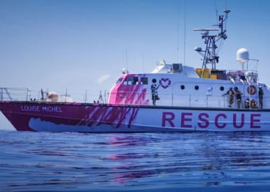 ბენკსიმ ხმელთაშუა ზღვაში ლტოლვილთა სამაშველო გემი დააფინანსა