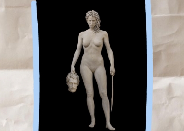 ო-ლა-ლა ყალბი ფემინიზმი სასამართლოს წინ დადგმული შიშველი მედუზას ქანდაკების გარშემო