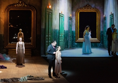 სიმონ მაჩაბელმა ლიონის საოპერო თეატრის დადგმისათვის ''ლურჯწვერას სასახლე" კოსტიუმები შექმნა