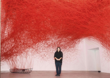 წითელი, თეთრი და შავი ძაფებისაგან შექმნილი  ქსელები -  ჩიჰარუ შიოტას ხელოვნება