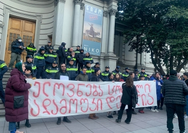 გამოფენის "ავტოპორტრეტი სარკესთან" მონაწილეთა ნაწილს პროტესტის ნიშნად ნამუშევრები გალერეიდან გამოაქვს